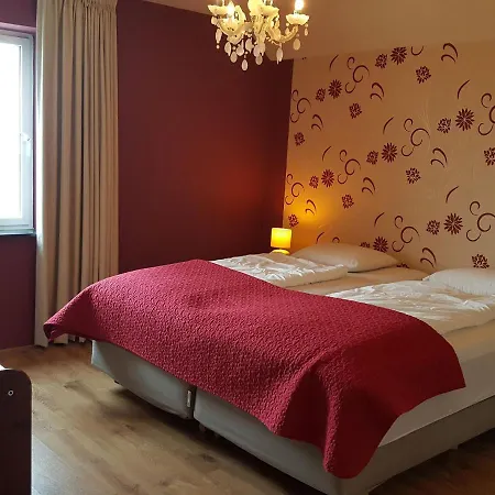 Peaceful Holiday In Oberlascheid With Pool Hébergement de vacances